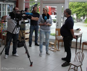 NRK-teamet gjør seg klare til å intervjue Peder Andresen