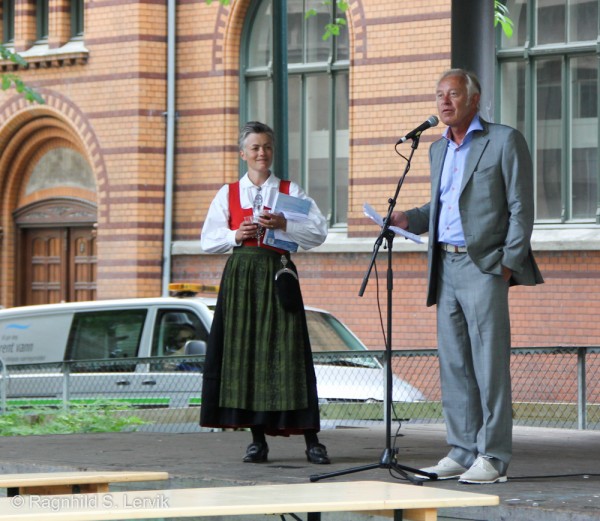 Peter Nome åpner festivalen offisielt, med daglig leder i Oi! Trøndersk mat og drikke AS, Aslaug Rustad i bakgrunnen.