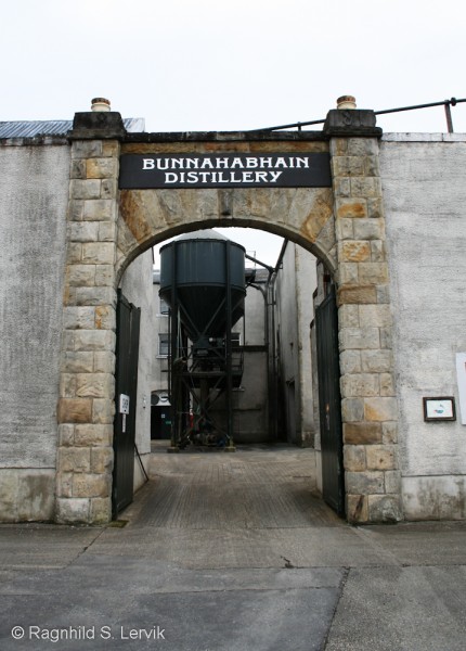 Porten inn til selve destilleriområdet står det respekt av.
