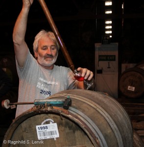 Duncan McGillivray henter opp cask samples til et meget velvillig publikum på Bruichladdich i 2010.