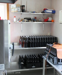 På kjøkkenet sto en ladning flasker klar som skulle til en Trøndersk bedrifts sommerfest.