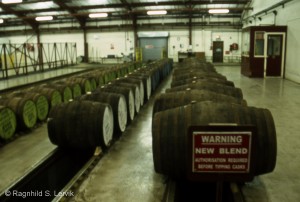 Fat ligger på rekke og rad og venter på nosing før de skal "tippes" slik at whiskyen havner i rennene under og derfra kan transporteres til en vat, ved Chivas Brothers sin blending plant i Keith.
